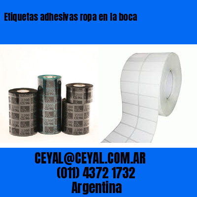 Etiquetas adhesivas ropa en la boca