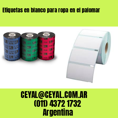 Etiquetas en blanco para ropa en el palomar