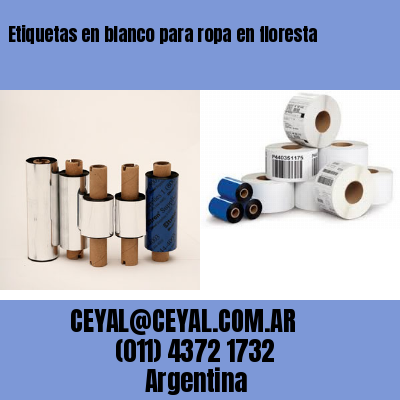 Etiquetas en blanco para ropa en floresta