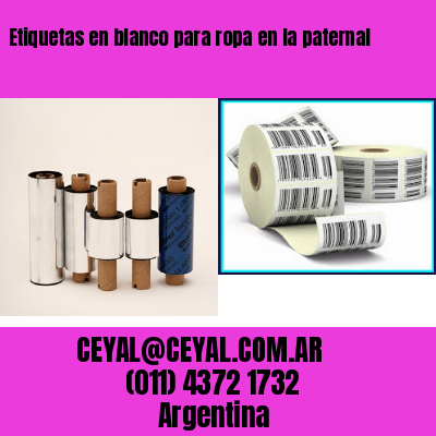 Etiquetas en blanco para ropa en la paternal