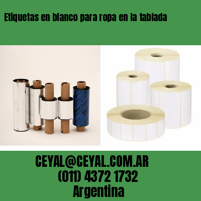 Etiquetas en blanco para ropa en la tablada