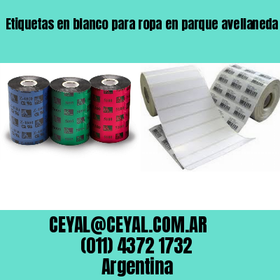 Etiquetas en blanco para ropa en parque avellaneda