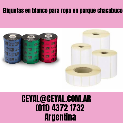 Etiquetas en blanco para ropa en parque chacabuco
