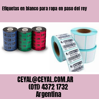 Etiquetas en blanco para ropa en paso del rey