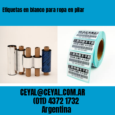 Etiquetas en blanco para ropa en pilar