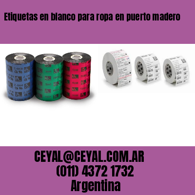 Etiquetas en blanco para ropa en puerto madero